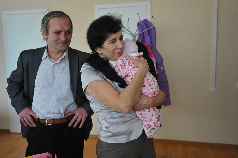 Родившая в 60 лет москвичка рассказала, как растет ее маленькая дочь, несмотря на весь негатив