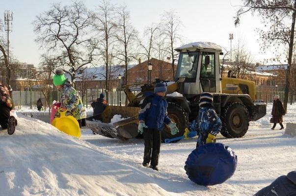 Дети снежками “отбили” ледяную горку от трактора