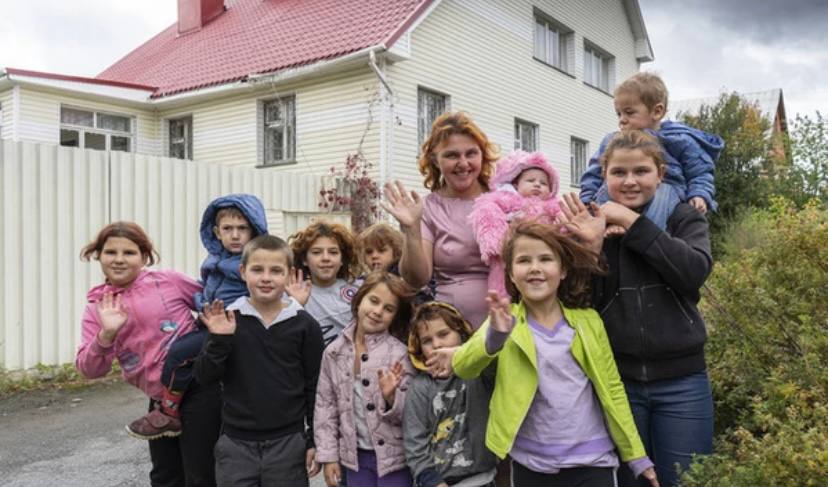 Семья с 12 детьми осталась без всех пособий