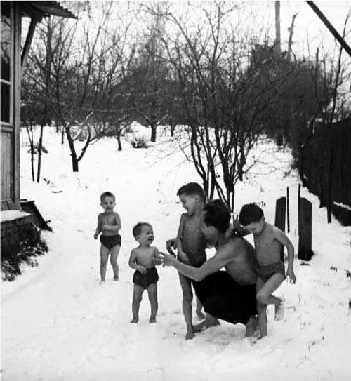 Кем стали дети Никитиных, которых отдавали в школу в 5 лет и выгуливали босиком по снегу