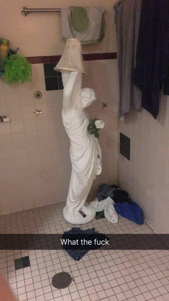 14 девушек показывают самые странные вещи, которые они находили у парней в ванной