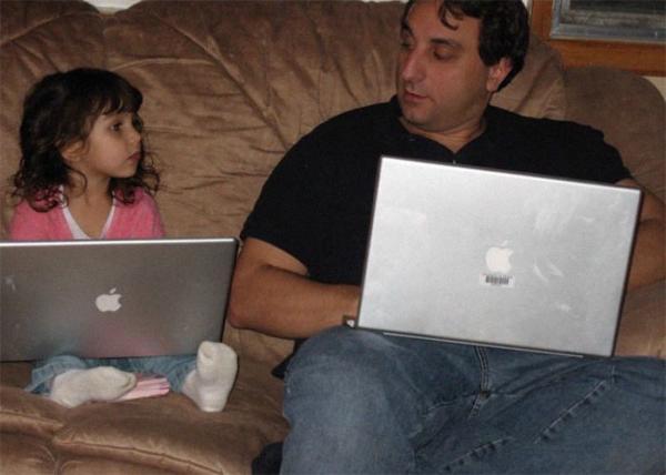 Многодетный отец делал фото с дочерью на диване с 2007 года. Угадайте, кто из них стал сексуальной штучкой? 