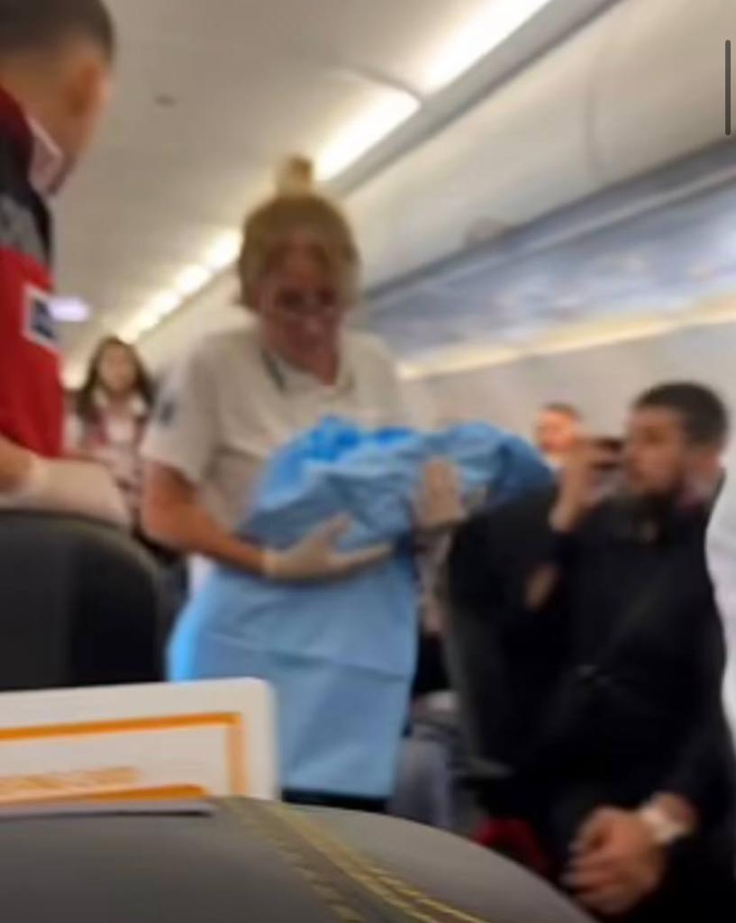 Пассажирка родила на борту самолета, готовящегося к взлету
