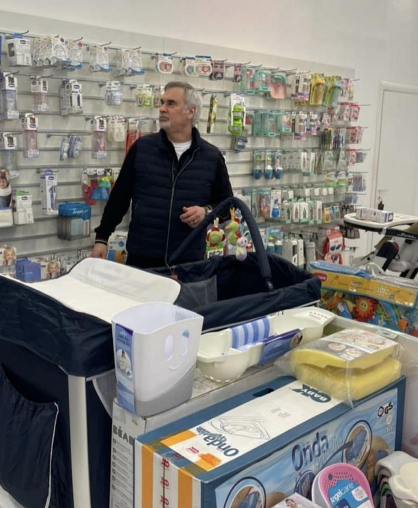 Папарацци часто ловят Валерия Меладзе за покупками в детских магазинах