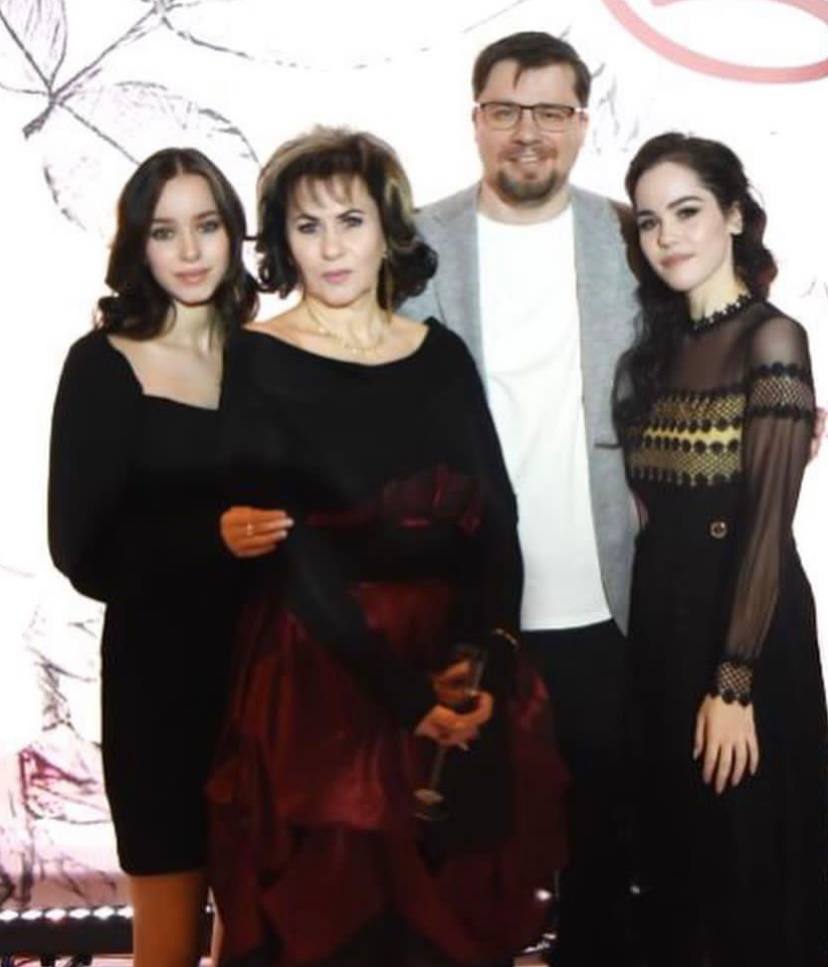 Гарик Харламов показал фото сестер-двойняшек