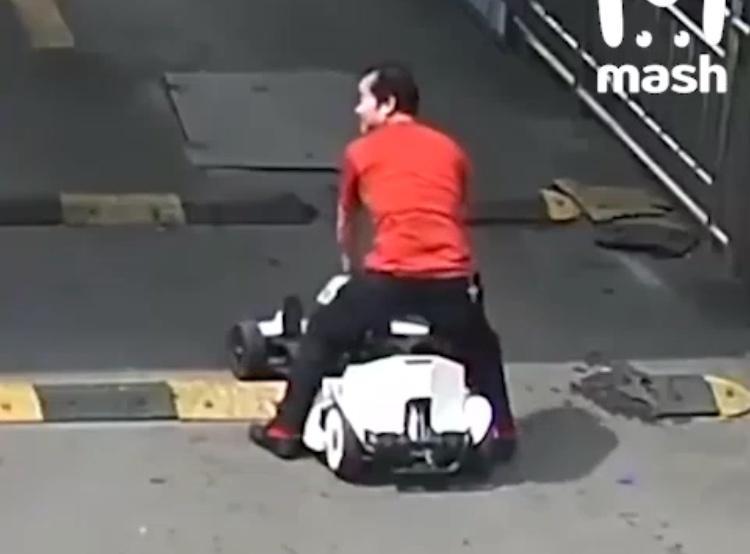 Китаец угнал у внука детскую машину, чтобы успеть на работу 