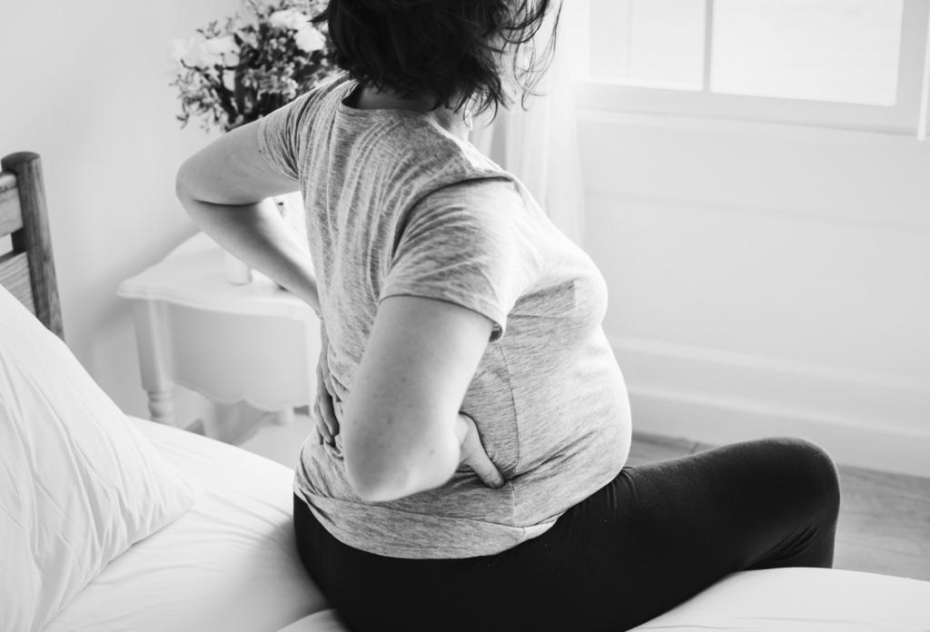 Боль в копчике при беременности: почему возникает и как ее облегчить?