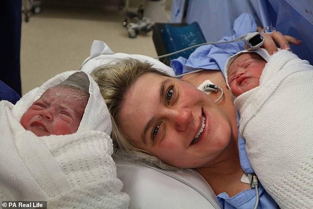 В Австралии женщина с двумя вагинами и двумя матками рожает детей по двое 