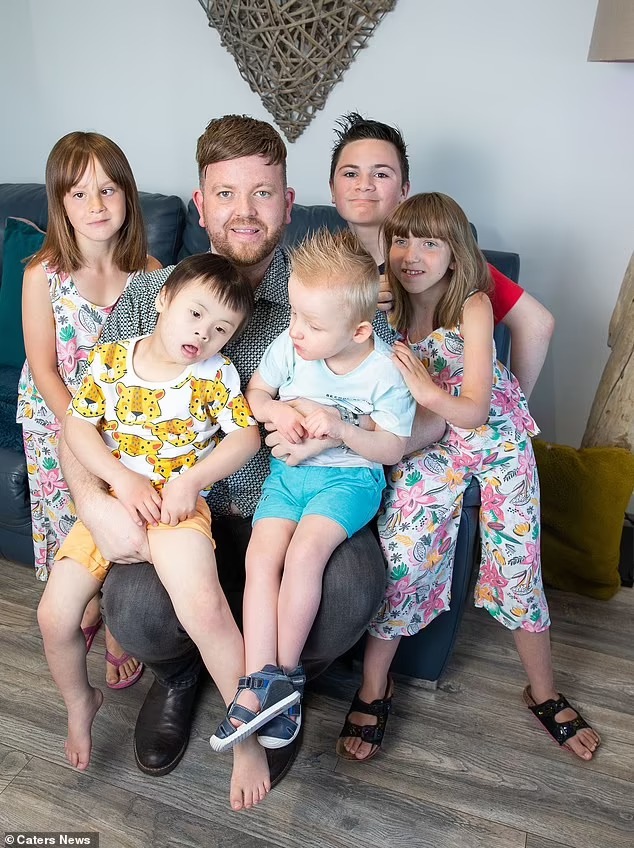 Британец усыновил шесть особенных детей с разными заболеваниями