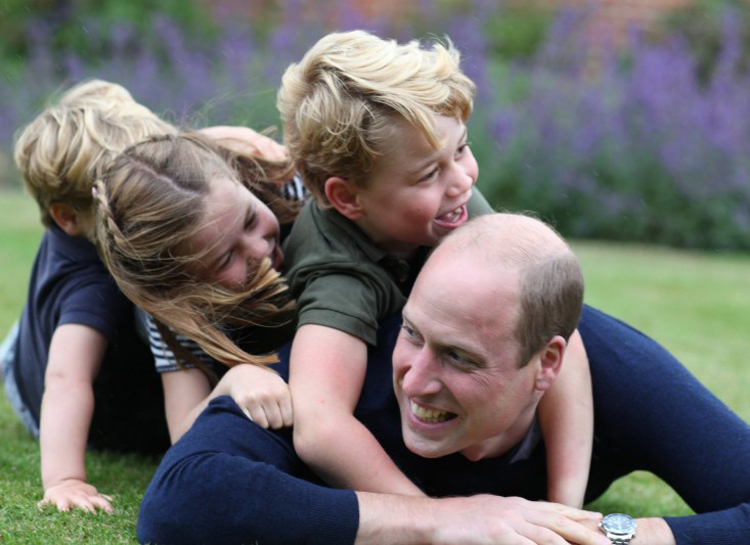 В Instagram появились новые фото принца Уильяма с детьми