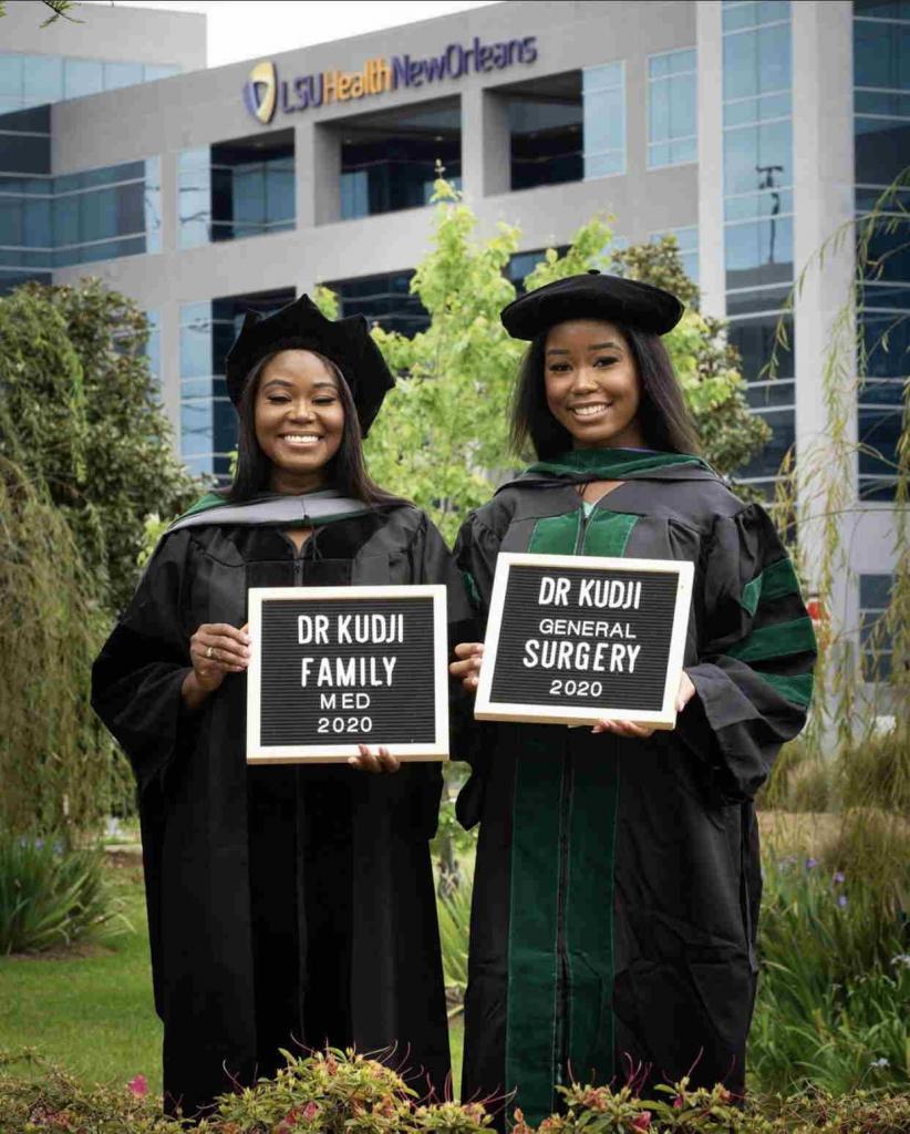 Мать с дочерью окончили один колледж в один день. На выпускном фото понять, кто из них кто, не так просто
