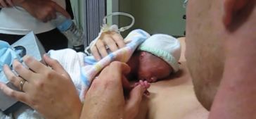 Фото малыша, помогающего папе согреть новорожденных, прославило его в Сети