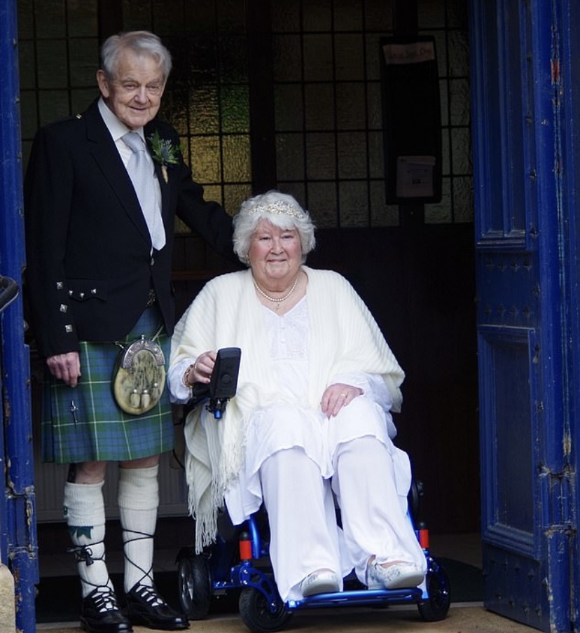Мужчина и женщина поженились спустя 60 лет после помолвки