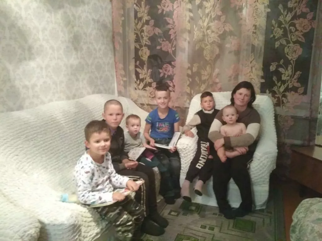 Многодетная семья. Многодетная семья в России. Мать многодетная семья. Фотосессия многодетной семьи.