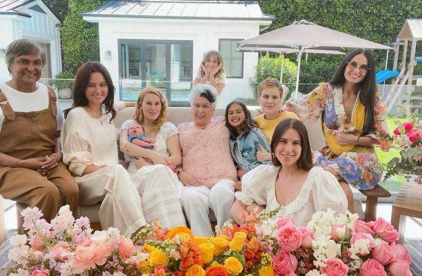 Деми Мур поделилась снимком с четырьмя поколениями матерей и дочерей