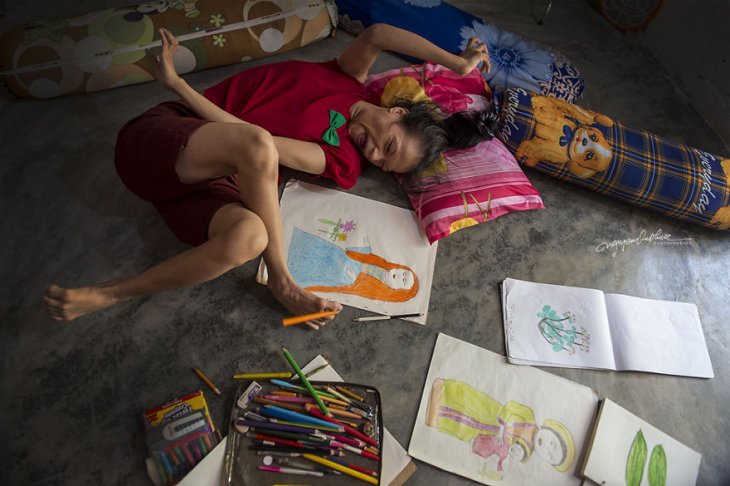 Девушка-инвалид из Вьетнама рисует свои мечты ногами