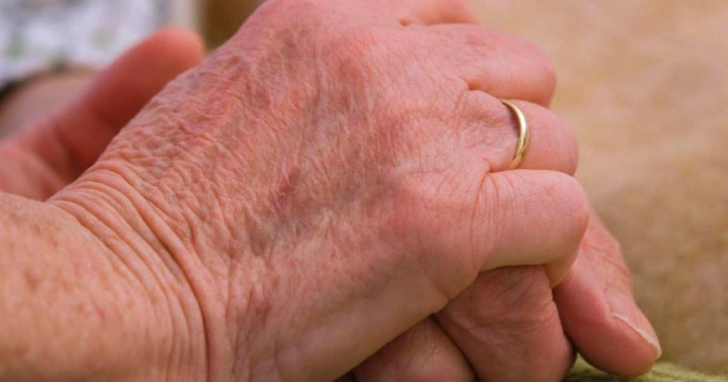 Супружеская пара была неразлучна 51 год. Они умерли от коронавируса с разницей в 6 минут