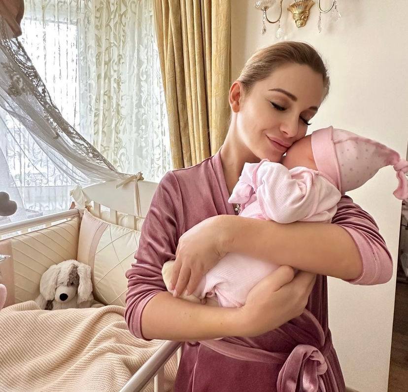 Ольга Орлова скинула 10 кг и вышла на работу через 2 недели после родов
