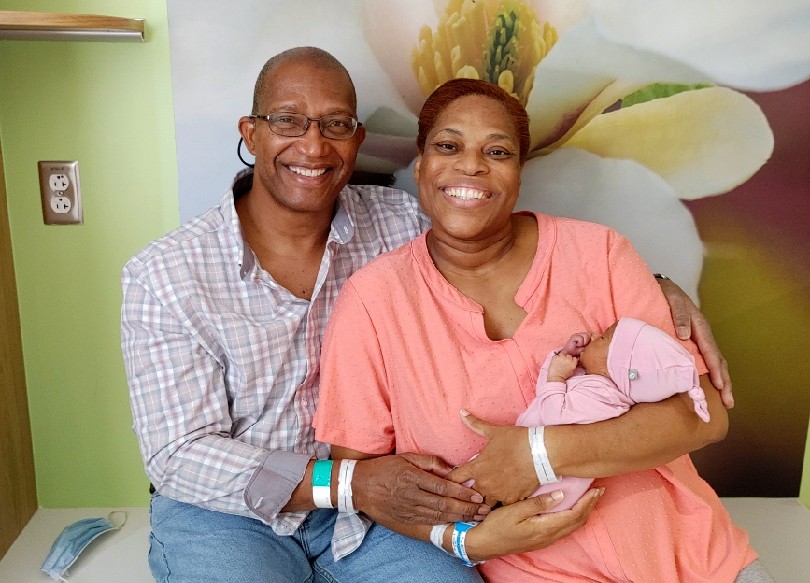 50-летняя американка и ее 61-летний супруг впервые стали родителями