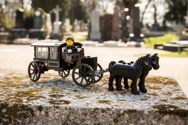 LEGO выпустил коллекцию "кладбище" с гробами и крематорием