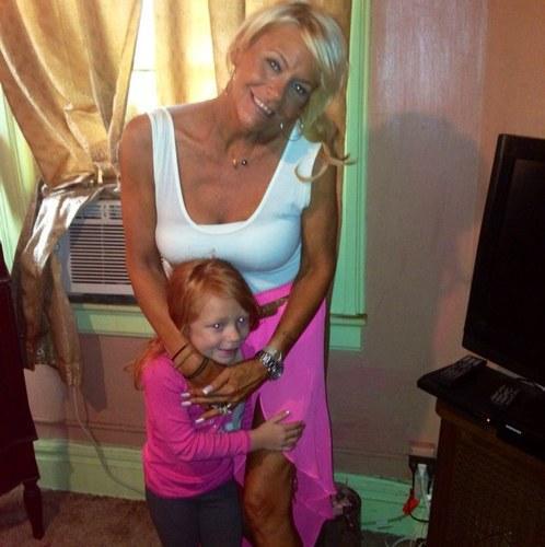 Американку будут судить за то, что она водила свою 6-летнюю дочь в солярий