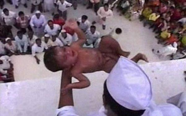 Суровый обычай: зачем в Индии новорожденных сбрасывают с 15-метровой высоты?