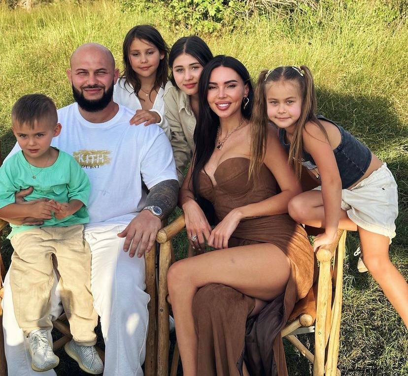 Оксана Самойлова опубликовала фото с тремя дочерями в одинаковых купальниках