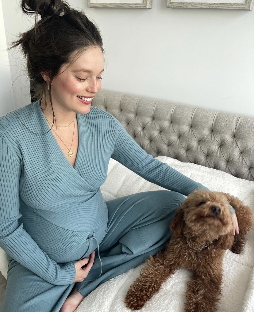 Топ-модель Эмили Ди Донато охотно делится своими «беременными образами» (фото)