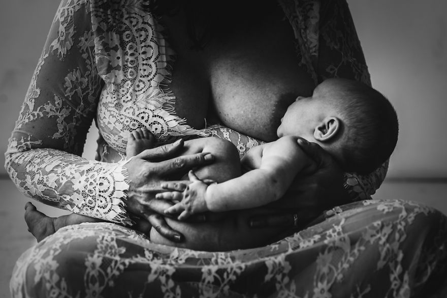 Фотограф борется за права кормящих женщин с помощью снимков