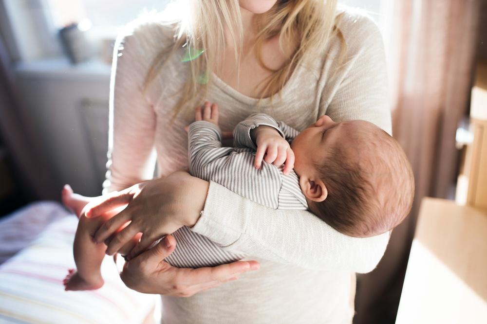 Как держать новорожденного на руках