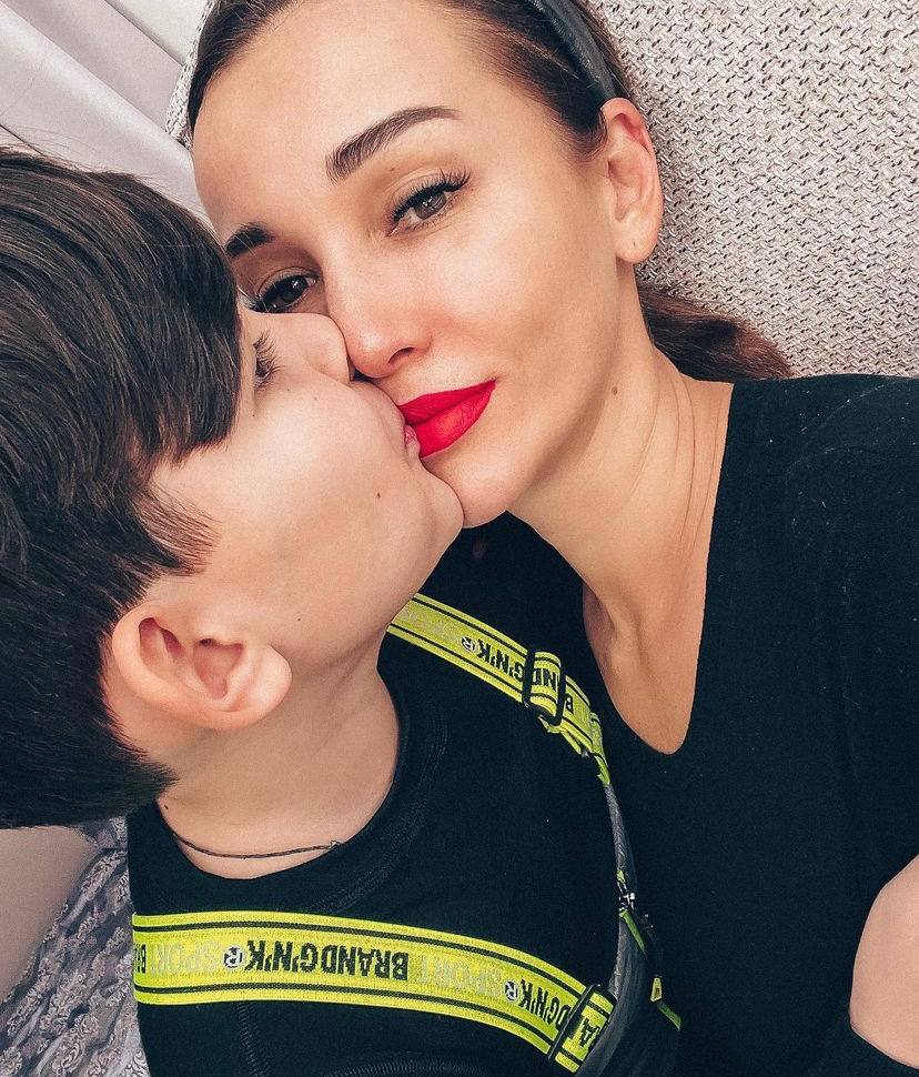 Анфиса Чехова рассказала, почему целует 11-летнего сына в губы