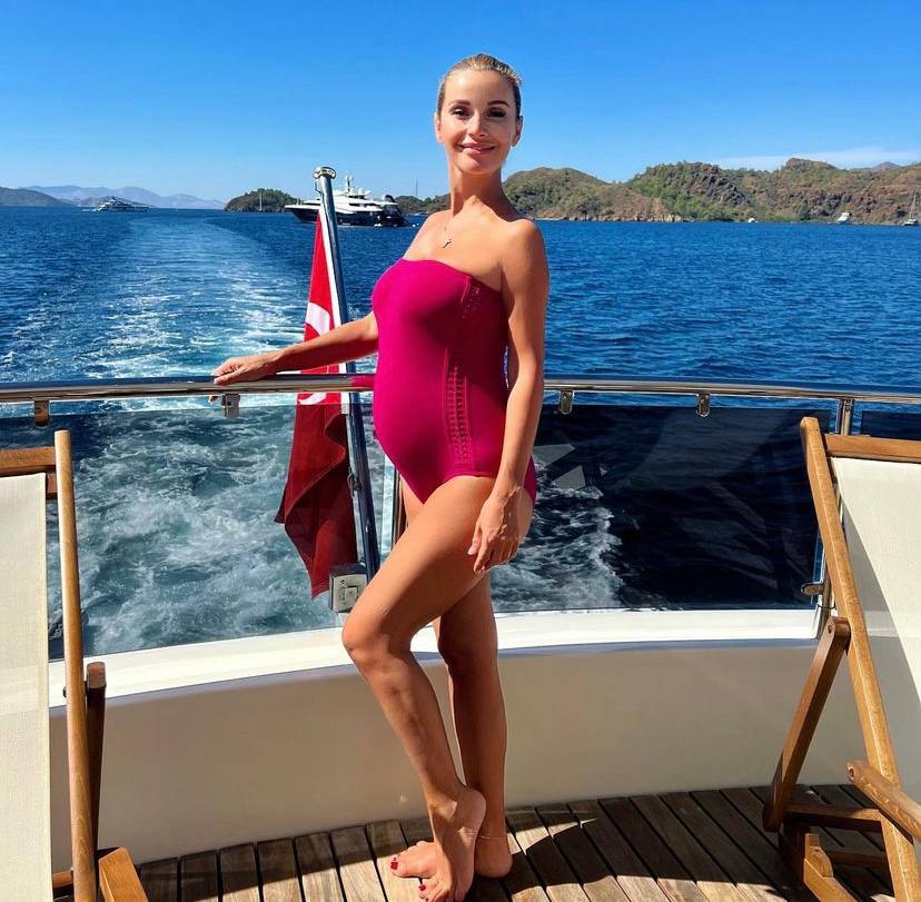 Беременная Ольга Орлова проводит время с мужем на яхте в Турции