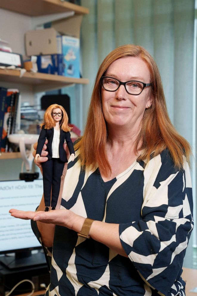 Куклы Barbie появились в образах женщин-врачей, работающих с COVID-19