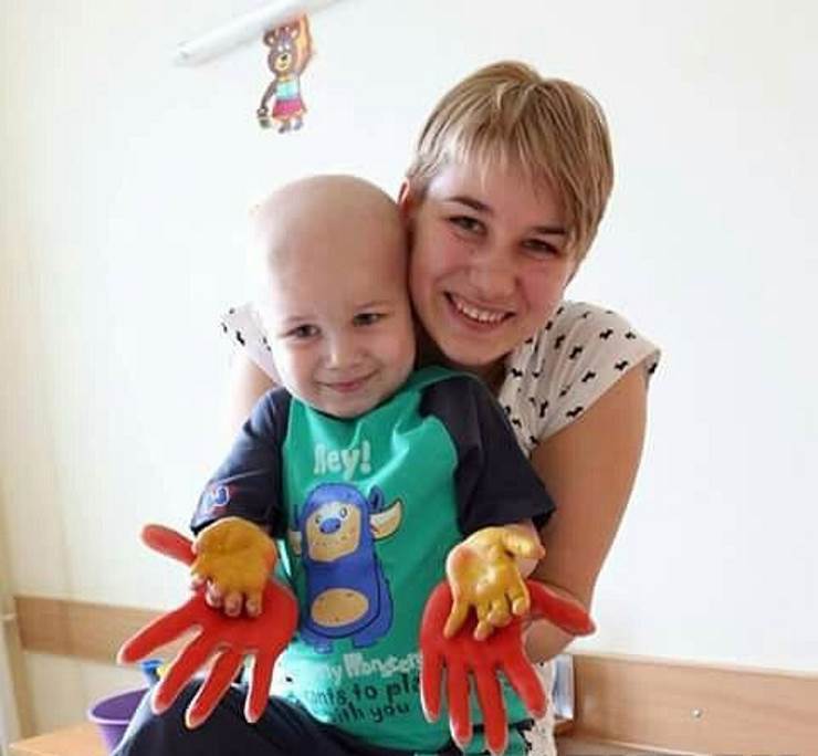 4-летний мальчик, больной раком, сам делал игрушки, чтобы накопить денег на лечение