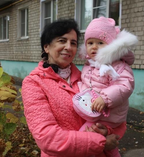 Родившая в 60 лет москвичка рассказала, как растет ее маленькая дочь, несмотря на весь негатив