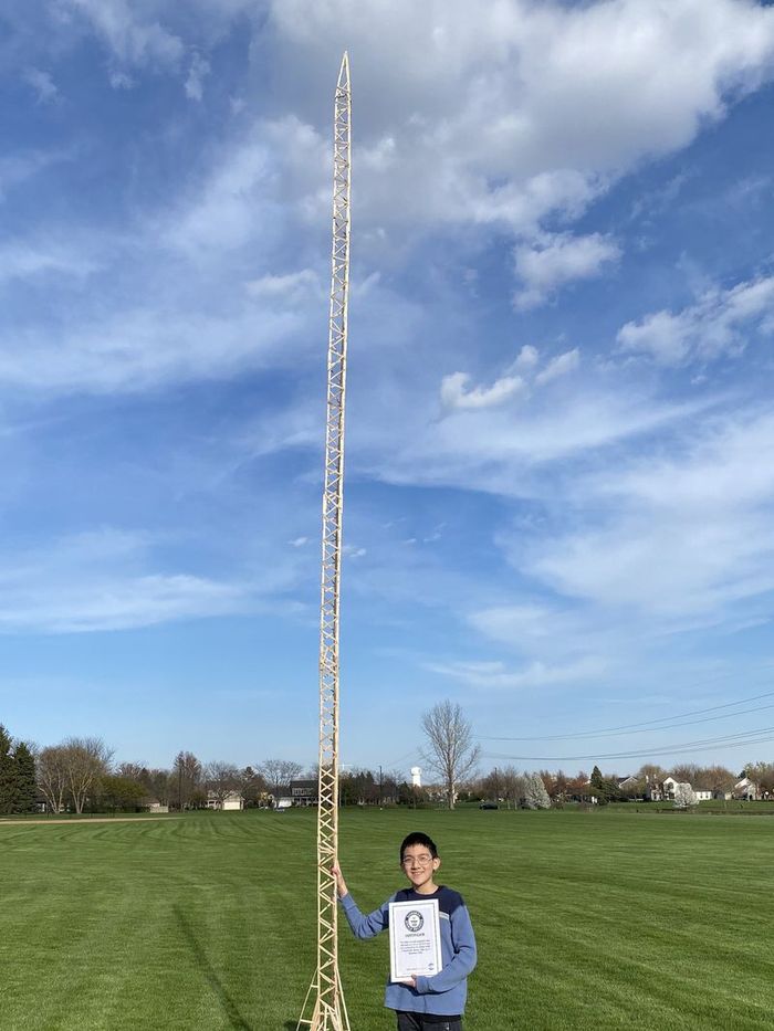 12-летний подросток построил гигантскую башню из палочек для мороженого