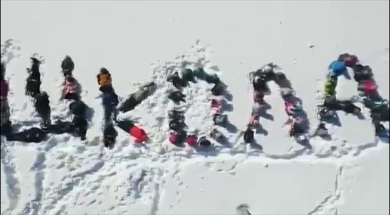 В Татарстане из-за отсутствия школы дети встали на колени в снег