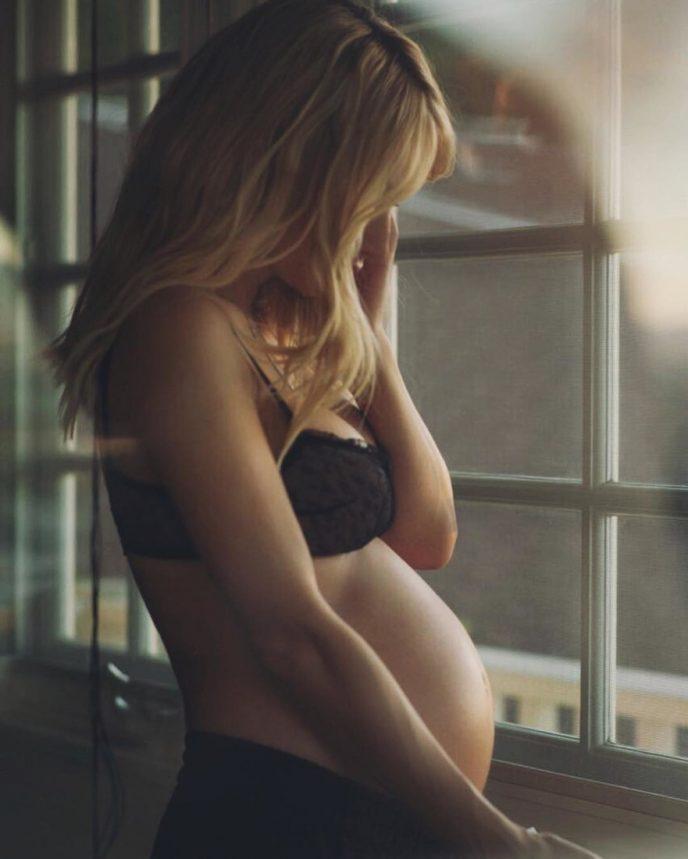 Фотошоп, объемные наряды и затворничество: как звезды скрывают свою беременность