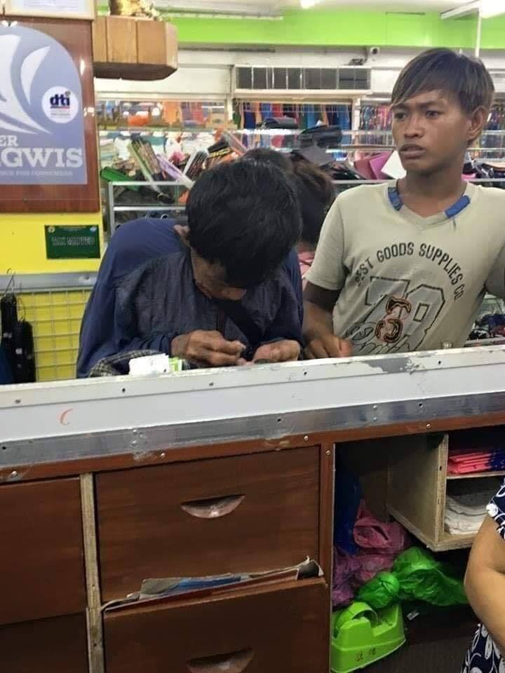 Фотографии отца, покупающего сыну обувь на последние деньги, растрогали Интернет