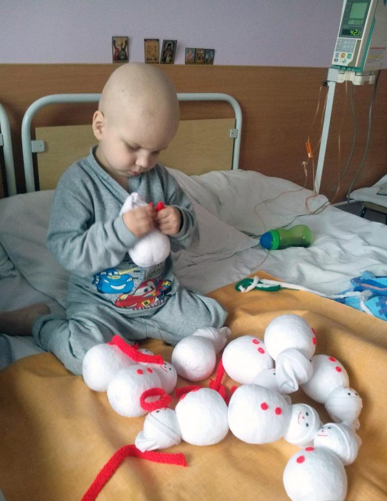 4-летний мальчик, больной раком, сам делал игрушки, чтобы накопить денег на лечение
