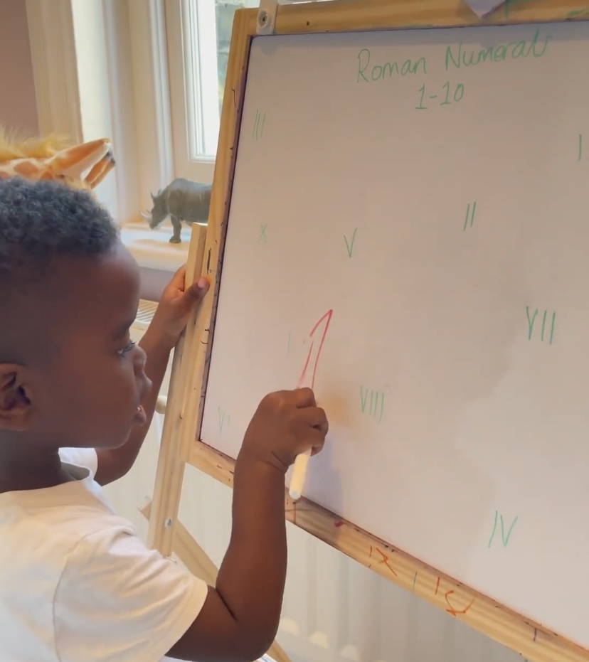 Двухлетний англичанин владеет четырьмя языками и постигает азы математики