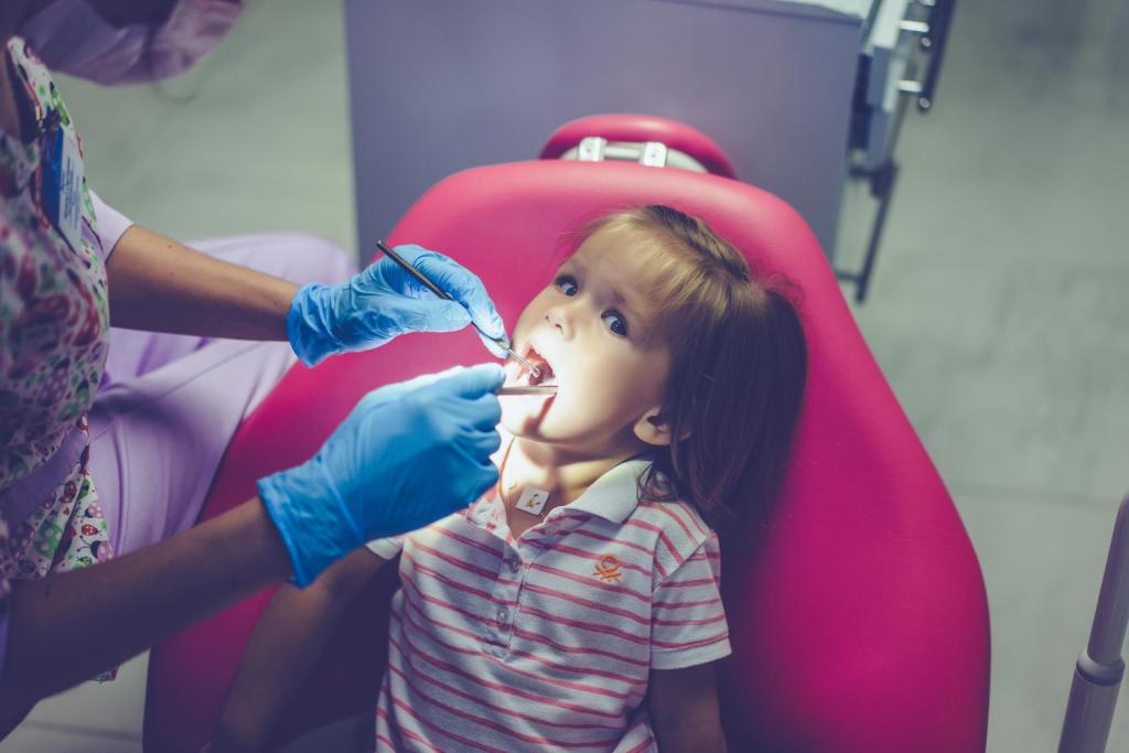 Чем покрывают ребенку зубы от кариеса?