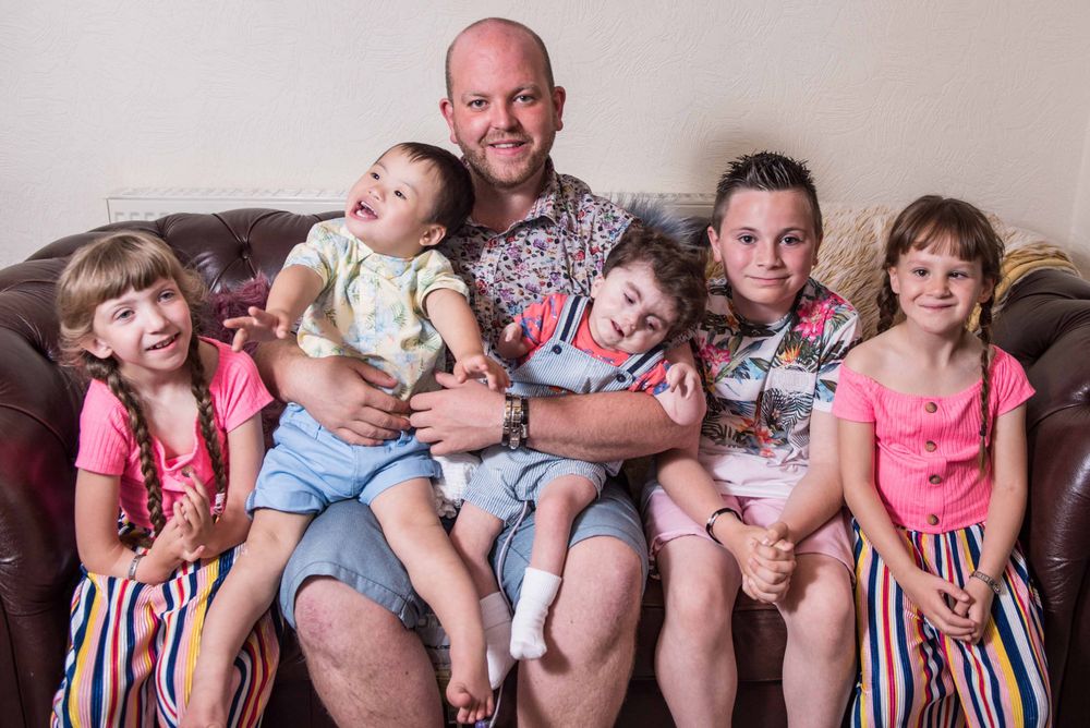 Британец усыновил шесть особенных детей с разными заболеваниями