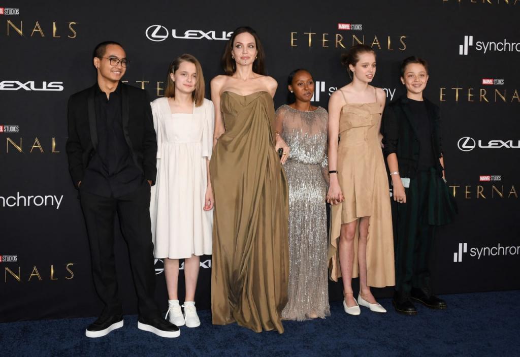 Сразить наповал: Анджелина Джоли появилась на премьере «Вечных» с пятью детьми