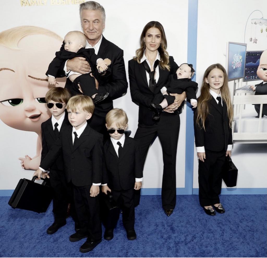 Алек Болдуин появился на премьере мультфильма с женой и шестью детьми