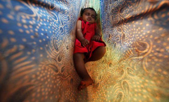Суровый обычай: зачем в Индии новорожденных сбрасывают с 15-метровой высоты?