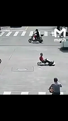 Китаец угнал у внука детскую машину, чтобы успеть на работу 