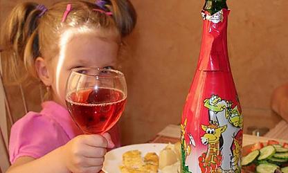 Нарколог призвал отказаться от детского шампанского из-за угрозы раннего алкоголизма
