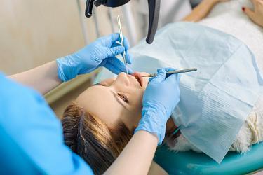 Лечить зубы в клинике или у частника?