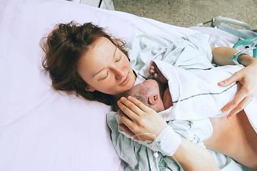 Первые дни после родов: о чем не принято говорить